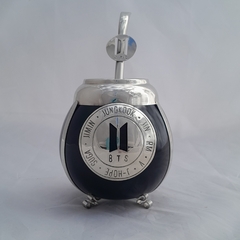 Mate BTS. Logo. Cerámica y alpaca. Con bombilla - comprar online