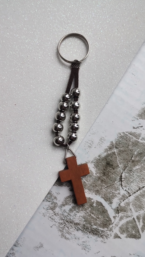 LLAVERO CON CRUZ DE MADERA