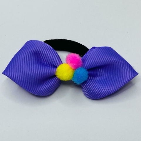 Laço na xuxinha folha com pom-pom lílas