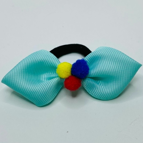 Laço na xuxinha folha com pom-pom verde