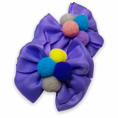 Laço no bico de pato parzinho duplo pompom lilas