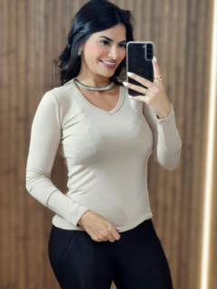 Blusa Segunda Pele Gola V na internet