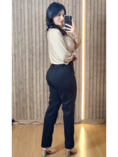Calça suede estilo alfaiataria na internet