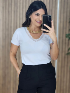 Blusa Basica Renda Gola V Manga curta - Tati Perale Modas 