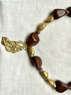 COLLAR MARRON Y DORADO en internet