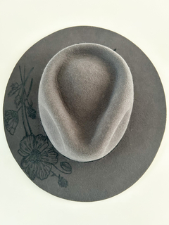 Exclusivo Gris Topo Flower