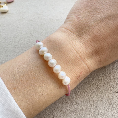 PULSEIRA FIO DE SEDA COM PÉROLA ROSA