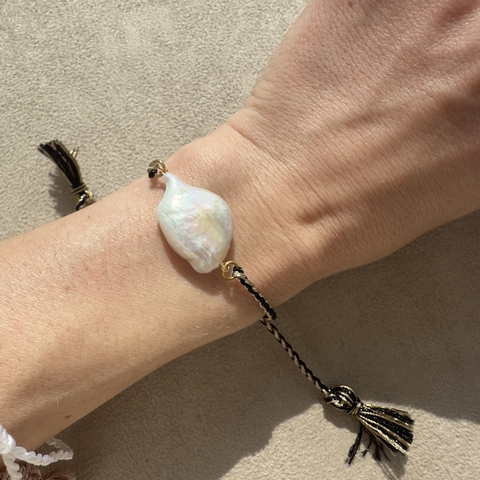 PULSEIRA DE PÉROLA BARROCA COM POMPOM - comprar online