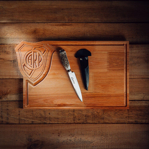 CUCHILLO ARTESANAL INOXI de Simil Ciervo y Alpaca + Tabla Asador RIVER PLATE