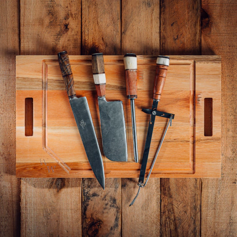 Tabla ASADOR con agarres + Hacha, Facon, Expulsador y chaira.