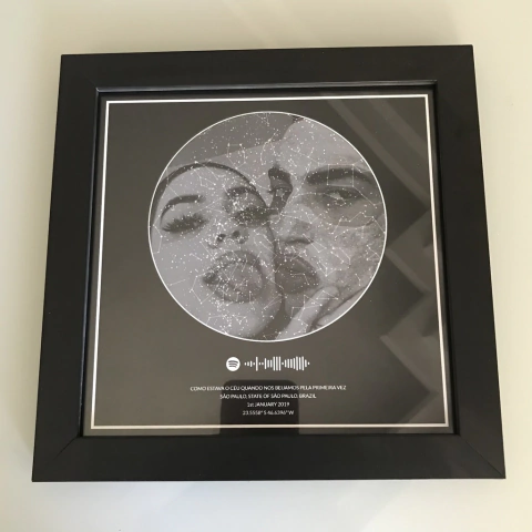 mapa das estrelas com foto no céu e spotify code