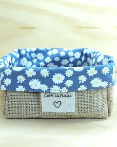 Cesta Floral Azul Margaridas - Que a Felcidade Vire Rotina - Cesta de Presentes - Tag Personalizada - Juta & Tecido na internet