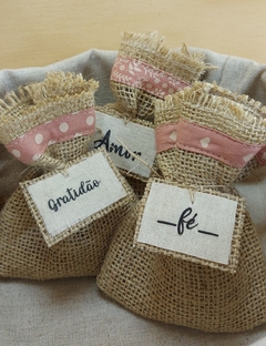 Saquinho de Juta Aniversário - Detalhe em Tecido - Tag Personalizada - Lembrancinha - comprar online