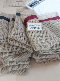 Saquinho de Juta Aniversário - Detalhe em Tecido - Tag Personalizada - Lembrancinha - Craft.Mimo