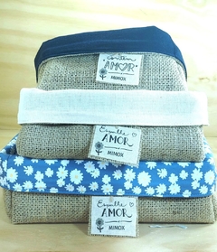 Cesta Floral Azul Margaridas - Que a Felcidade Vire Rotina - Cesta de Presentes - Tag Personalizada - Juta & Tecido - Craft.Mimo