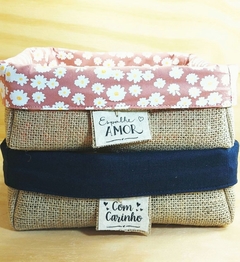 Cesta Floral Azul Margaridas - Que a Felcidade Vire Rotina - Cesta de Presentes - Tag Personalizada - Juta & Tecido - loja online