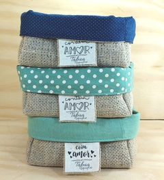 Cesta Poá - Com Amor - Verde e Azul - Cesta de Presentes - Tag Personalizada - Juta & Tecido - comprar online