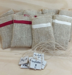 Saquinho de Juta Festa Junina - Logotipo - Detalhe em Tecido - Tag Personalizada - Lembrancinha - loja online