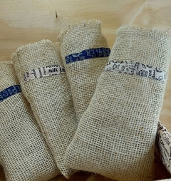Saquinho de Juta Café - Detalhe em Tecido - Tag Personalizada - Lembrancinha