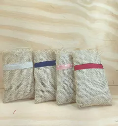 Saquinho de Juta Colorido - Detalhe em Tecido - Tag Personalizada - Lembrancinha - comprar online