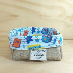 Cesta Dia dos Professores - Linho Azul e Amarelo - Cesta de Presentes - Tag Personalizada - Juta & Tecido - Craft.Mimo
