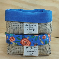 Cesta Dia dos Professores - Poá Laranja e Azul - Cesta de Presentes - Tag Personalizada - Juta & Tecido - Craft.Mimo