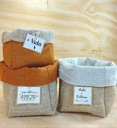 Cachepô Espalhe o Amor _ Linho Cru - Tag Personalizada - Juta & Tecido - loja online