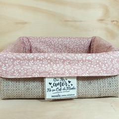 Cesta Floral Rosé Raminhos - Amor & Carinho - Logotipo - Cesta de Presentes - Tag Personalizada - Juta & Tecido - comprar online