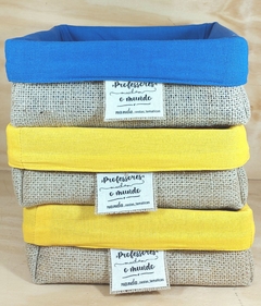Cesta Dia dos Professores - Linho Azul e Amarelo - Cesta de Presentes - Tag Personalizada - Juta & Tecido
