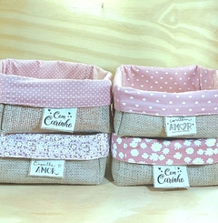 Imagem do Cesta Floral Contém Amor - Rosa Bebê Florzinhas - Cesta de Presentes - Tag Personalizada - Juta & Tecido