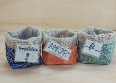 Cachepô Amor, Gratidão e Carinho - Estampas - Tag Personalizada - Juta & Tecido - comprar online
