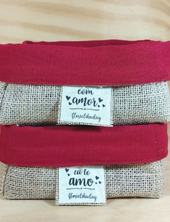 Cesta Juta & Linho - Com Amor - Linho Vermelho e Algodão Cru - Logotipo - Cesta de Presentes - Tag Personalizada na internet