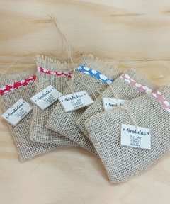 Saquinho de Juta Floral - Detalhe em Tecido - Tag Personalizada - Lembrancinha - Craft.Mimo