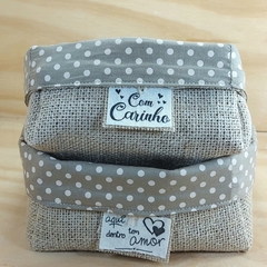 Cesta Poá - Contém Amor - Caramelo - Cesta de Presentes - Tag Personalizada - Juta & Tecido - Craft.Mimo