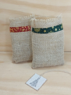 Saquinho de Juta Natal - Detalhe em Tecido - Tag Personalizada - Lembrancinha