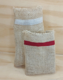 Saquinho de Juta Vinho - Detalhe em Tecido - Tag Personalizada - Lembrancinha