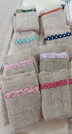 Saquinho de Juta Floral - Detalhe em Tecido - Tag Personalizada - Lembrancinha na internet