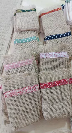 Saquinho de Juta Colorido - Detalhe em Tecido - Tag Personalizada - Lembrancinha - Craft.Mimo