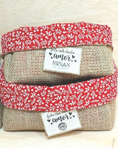 Cesta Floral Contém Amor - Rosa Bebê Florzinhas - Cesta de Presentes - Tag Personalizada - Juta & Tecido - Craft.Mimo