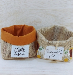 Cachepô Cuidado e Esperança - Terra e Natureza - Tag Personalizada - Juta & Tecido