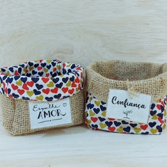 Cachepô Corações Coloridos - Tag Personalizada - Juta & Tecido