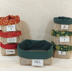 Cesta Natal com Mensagens - Cesta Natalina - Juta e Tecido - Tag Personalizada