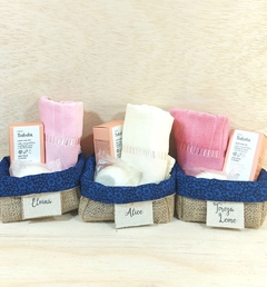 Cesta Cosméticos Mensagem com Logotipo - Cesta de Presentes - Tag Personalizada - Juta & Tecido - comprar online