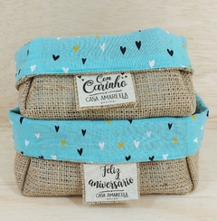 Cesta Feliz Aniversário - Corações - Lembrancinha de Aniversário - Cesta de Presentes - Tag Personalizada - Juta & Tecido