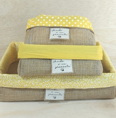 Cesta Poá - Amor Gera Amor - Amarelo - Cesta de Presentes - Tag Personalizada - Juta & Tecido