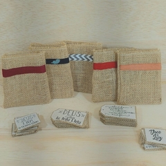 Saquinho de Juta Religioso - Detalhe em Tecido - Tag Personalizada - Lembrancinha