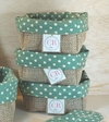 Cesta Presente Corporativo Bolinhas Verde - Cesta de Presentes - Tag Personalizada - Juta & Tecido