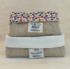 Cesta Amor - Lembrancinha de Aniversário - Cesta de Presentes - Tag Personalizada - Juta & Tecido