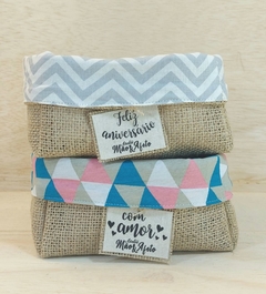 Cesta Feliz Aniversário - Zig Zag - Lembrancinha de Aniversário - Cesta de Presentes - Tag Personalizada - Juta & Tecido