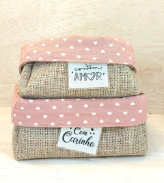 Cesta Corações Bege e Rosé - Contém Amor - Cesta de Presentes - Tag Personalizada - Juta & Tecido - Craft.Mimo